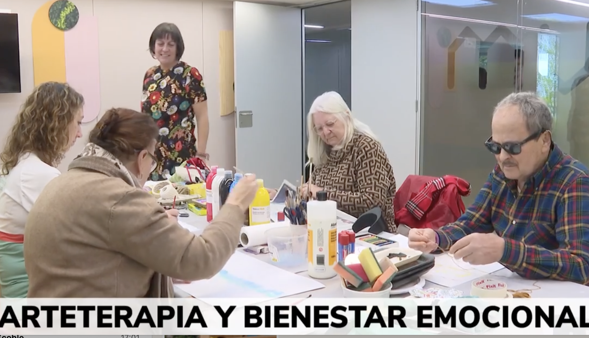 Ana Serrano Navarro, miembro de EARTDI,  una de las arteterapeutas del proyecto Artegere, en los talleres de arteterapia oncológica en el Hospital Gregorio Marañón.